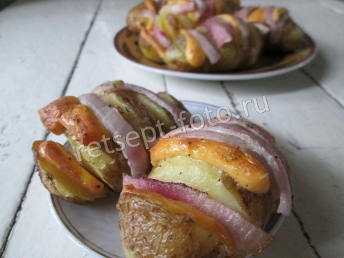 Картошка-гармошка с сыром и луком в духовке