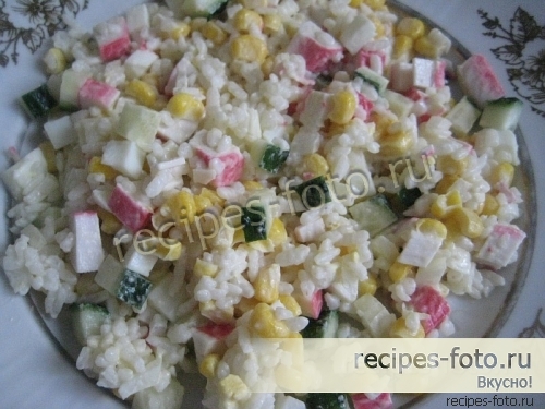 Классический салат из крабовых палочек с рисом и свежими огурцами