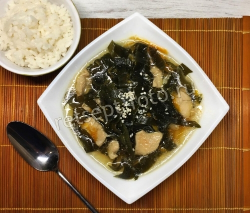 Корейский суп миёккук с водорослями и курицей