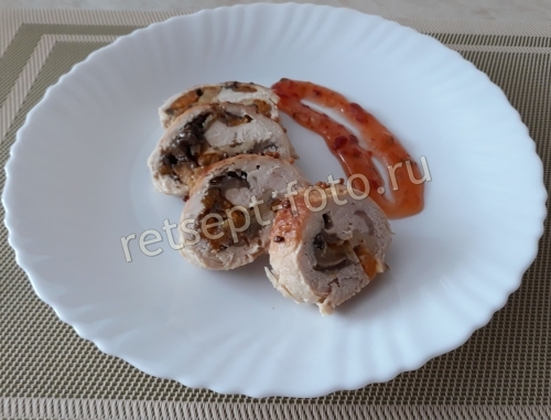 Куриные рулетики с грибами, сыром и курагой в духовке