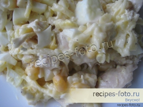 Простой и сытный салат с курицей, кукурузой и сыром