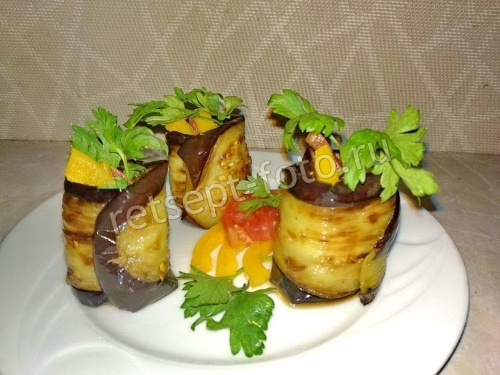 Рулетики из баклажан с помидорами и перцем