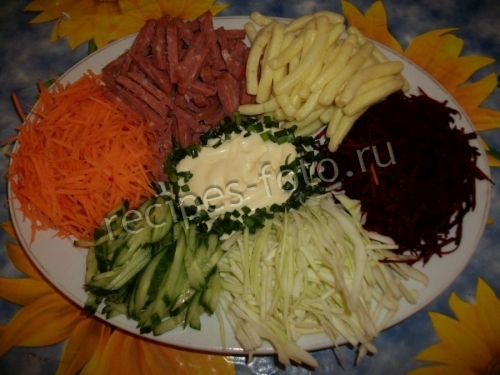 Салат «Козел в огороде» с чипсами и колбасой на праздник