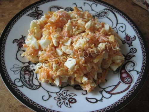 Салат из моркови с сыром и яйцом