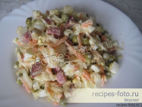 Салат из свежей капусты с колбасой и горошком