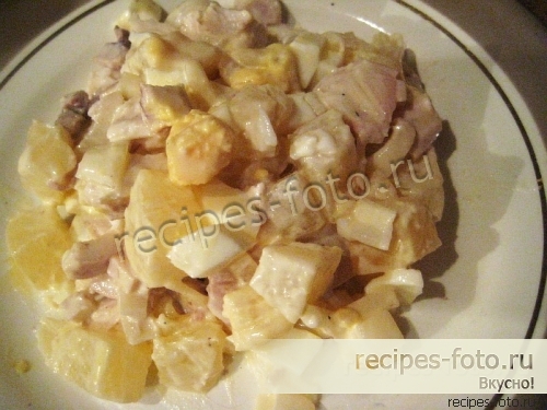 Салат с ананасами, курицей, яйцом и сыром