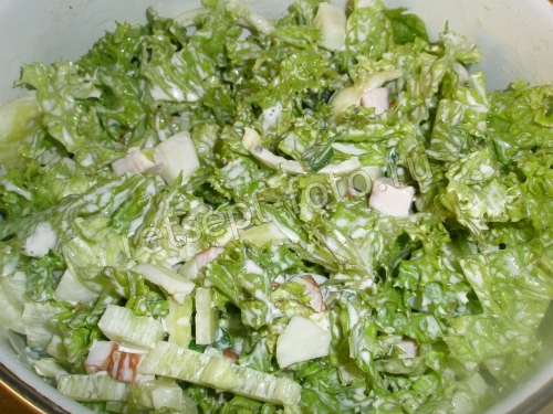 Салат с копченой курицей и листьями салата