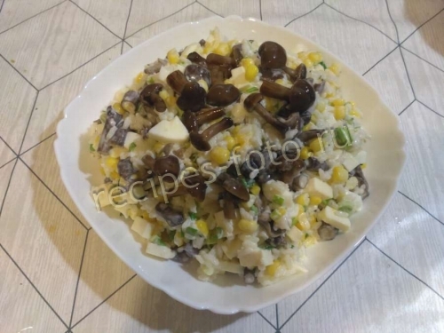 Салат с маринованными грибами и кукурузой