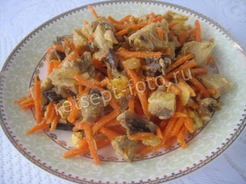Салат со свининой, грибами и морковью