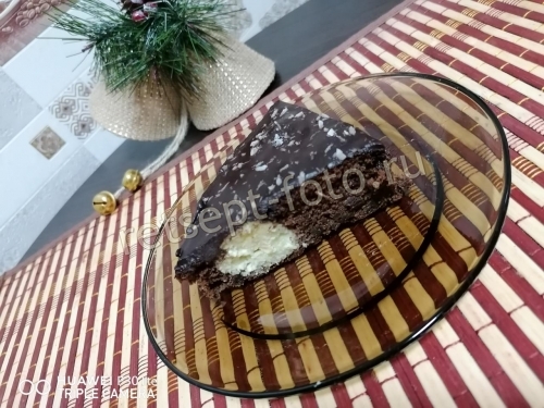Шоколадный пирог с творожными шариками без масла