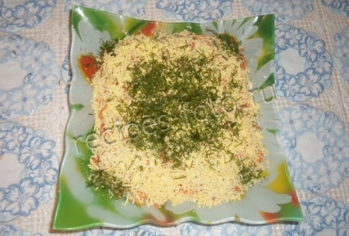Слоеный салат с курицей, киви и корейской морковью