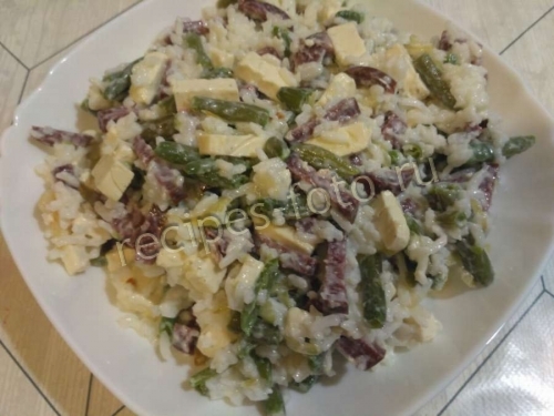 Сытный салат с колбасой и рисом