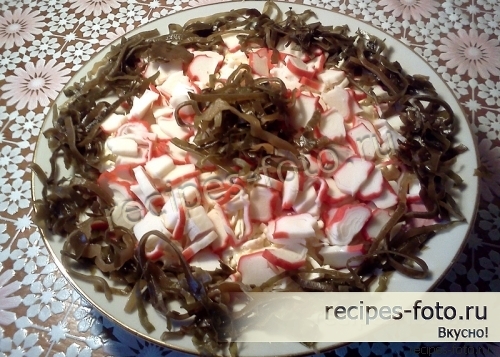 Вкусный слоеный салат с крабовыми палочками и морской капустой