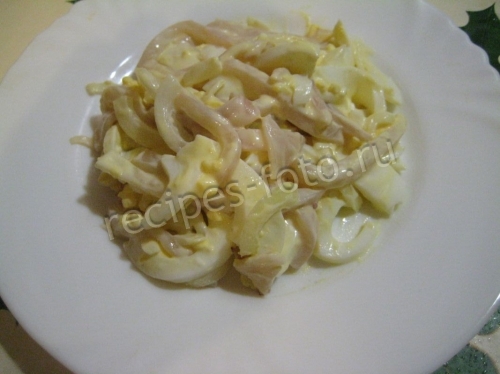 Вкусный салат с кальмарами и яйцом