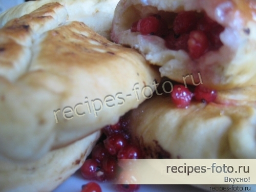 Жареные пирожки с ягодами без дрожжей на кефире