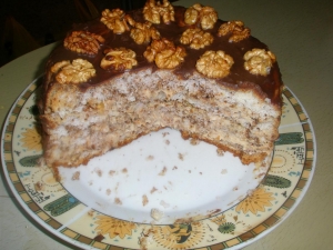 Бисквитный ореховый торт со сгущенкой 