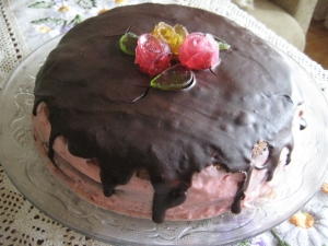 Бисквитный шоколадный торт с клубникой и сливками в домашних условиях 