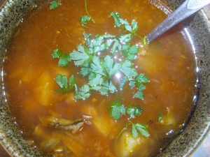 Постный борщ с фасолью и рыбной консервой килька в томате 