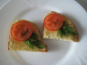 Бутерброды с икрой трески и помидорами 