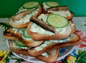 Бутерброды со шпротами, свежим огурцом и яйцом 