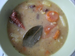 Гороховый суп с жареными свиными ребрами 
