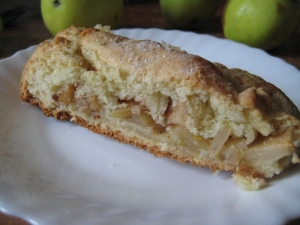 Яблочный пирог из творожного теста с корицей 