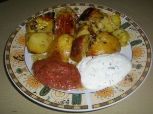 Картошка запеченная в духовке с двумя соусами 