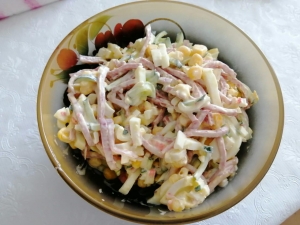 Крабовый салат с колбасой и кукурузой 