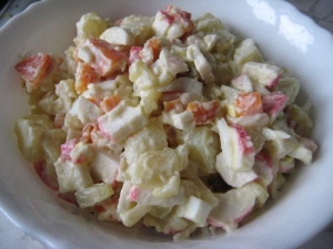 Крабовый салат с крабовыми палочками и картошкой 