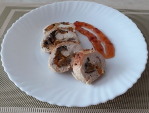Куриные рулетики с грибами, сыром и курагой в духовке 