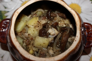 Курица с грибами и картошкой в горшочке в духовке 