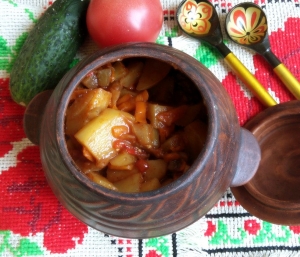 Овощное рагу с баклажанами и картошкой в горшочках в духовке 