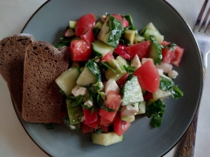 Овощной салат с брынзой и авокадо 