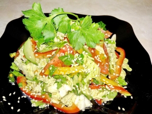 Овощной салат со шпинатом 