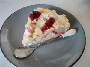 Песочный пирог со сметанной заливкой и ягодами 