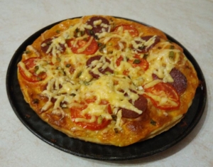 Пицца из слоеного теста с колбасой салями 