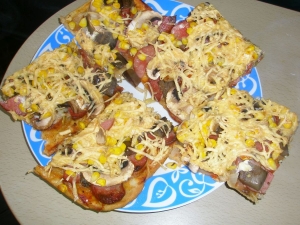 Пицца с колбасой и кукурузой в домашних условиях 