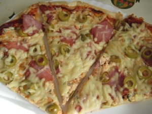 Пицца с творогом, колбасой и сыром 