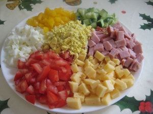 Праздничный салат «Радуга» с ветчиной, свежим огурцом и яйцами на скорую руку 