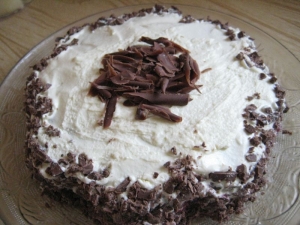 Простой шоколадный торт с вишней и сметанным кремом без яиц 