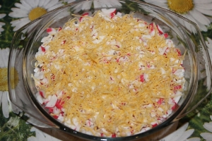 Салат с крабовыми палочками и плавленым сыром слоями 