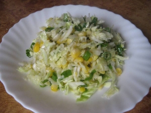 Салат из капусты и кукурузы 