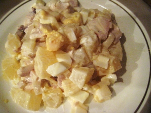 Салат с ананасами, курицей, яйцом и сыром 