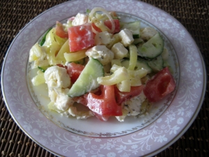 Салат с фетой, помидорами и огурцами 