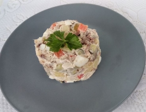 Салат с копченой рыбой, картофелем и огурцом 