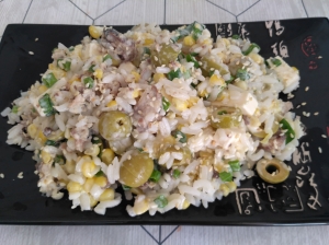 Салат с рыбными консервами и рисом на праздник 
