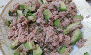 Салат с тунцом консервированным и авокадо без майонеза 