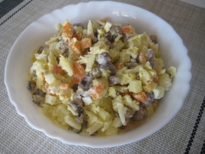 Салат с жареными маслятами и картошкой 
