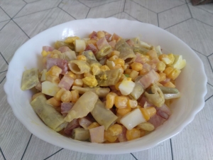Салат со стручковой фасолью, ветчиной и кукурузой 