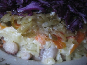 Слоеный зимний салат с фасолью и красной капустой 
